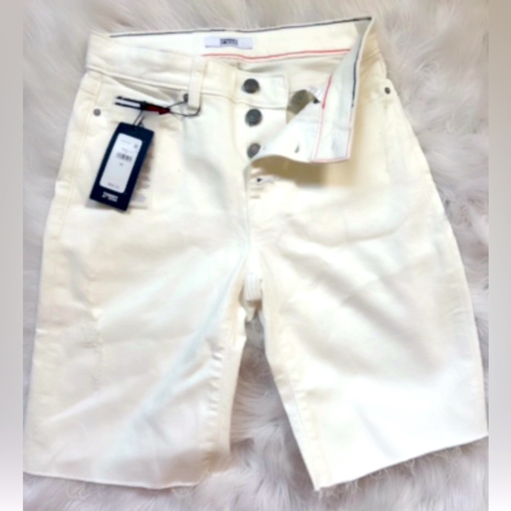 Amazing fit Tommy Hilfiger stretch button up distressed white jean short. NWT
